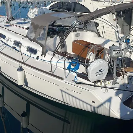 Botel Sail Boat Animato